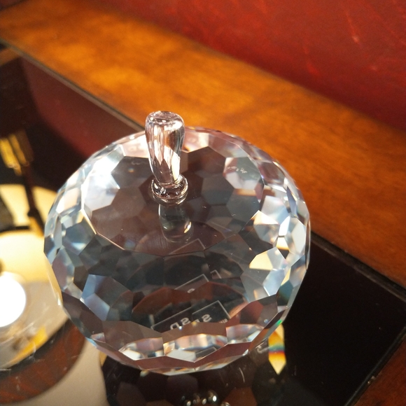 Simon Designs - Crystal Faceted Apple Paperweight - Approximately 3"T - Picture 2 of 5